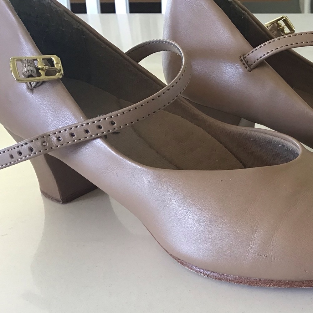 Capizio tan character shoes w/ box!